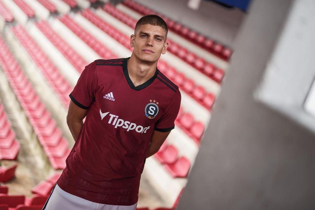 ? Design domácího dresu je založen na tradiční rudé barvě, která je doplněna výraznými černými detaily. Jak se vám líbí, sparťani? ? #acsparta @adidasfootball